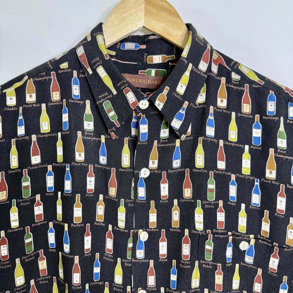 TORI RICHARD Short Sleeve Button Down Shirt Men's Large Black Wine Bottles
